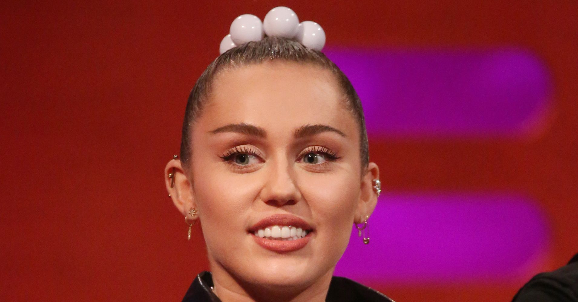 Miley Cyrus Shuts Down Pregnancy Rumors With Egg Cellent Response Huffpost 0186