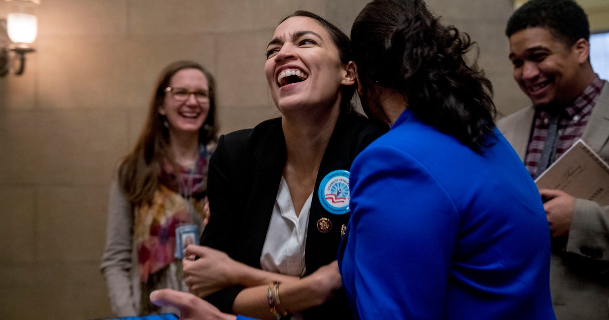 To make trouble. Александрия Окасио-Кортес. Александрия Окасио-Кортес в костюме. Alexandra Ocasio Cortez dating. Толстовка команды сторонников Барвинка Окасио.