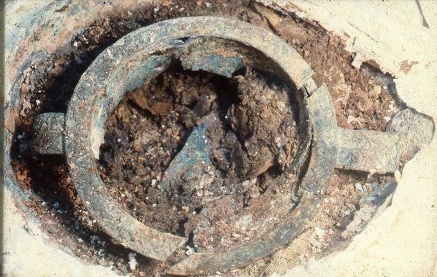 Ο χάλκινος κυπριακός κρατήρας που περιείχε το ύφασμα και τα καμένα οστά του «άρχοντα», όπως βρέθηκε στην ανασκαφή (Φωτογραφικό Αρχείο Εθνικού Αρχαιολογικού Μουσείου/Αρχείο Α. Μαργαριτώφ)