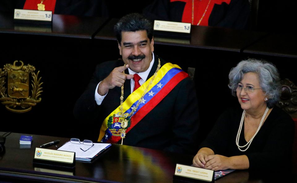 니콜라스 마두로 베네수엘라 대통령이 대법원 연례 업무 개시 기념식에 참석해 선거관리위원장(오른쪽) 등과 나란히 앉아 있다. 카라카스, 베네수엘라. 2019년