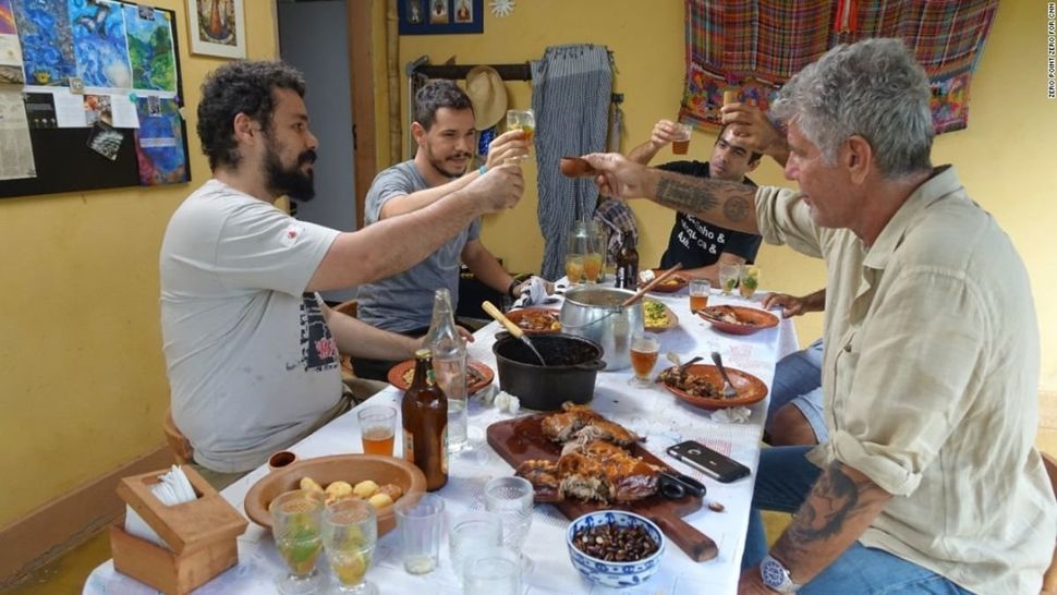 Η δυνατότητα να γευματίσει κανείς με ντόπιους και μάλιστα στο σπίτι τους κατά τη διάρκεια του ταξιδιού του, όπως δηλαδή έκανε ο Άντονυ Μπορντέιν, είναι μια «εμπειρία» που αγοράζεται ακριβά