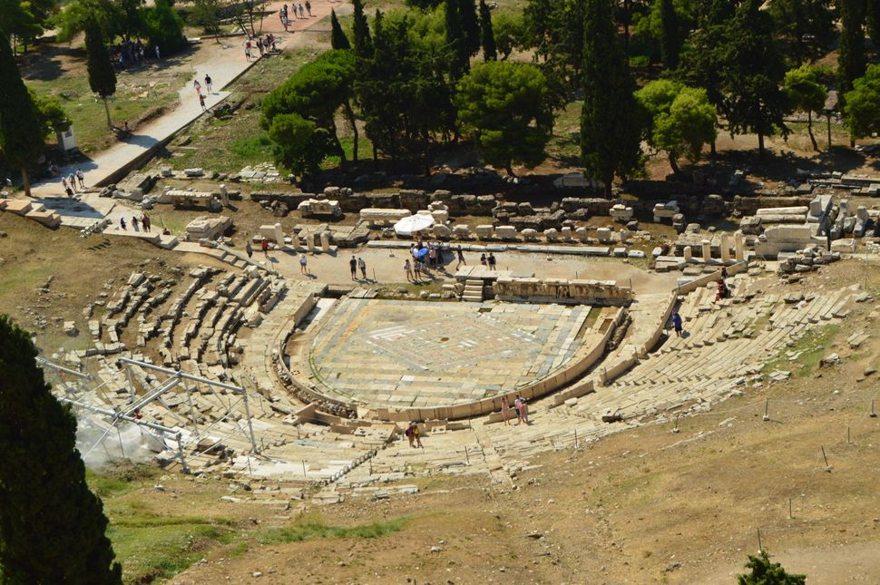 Η σύλληψη της ιδέας του θεάτρου και η πρώτη θεατρική παράσταση στον κόσμο πραγματοποιήθηκαν εδώ στη νότια πλαγιά της Ακρόπολης. Στον ίδιο χώρο αργότερα χτίστηκε το Θέατρο του Διονύσου.