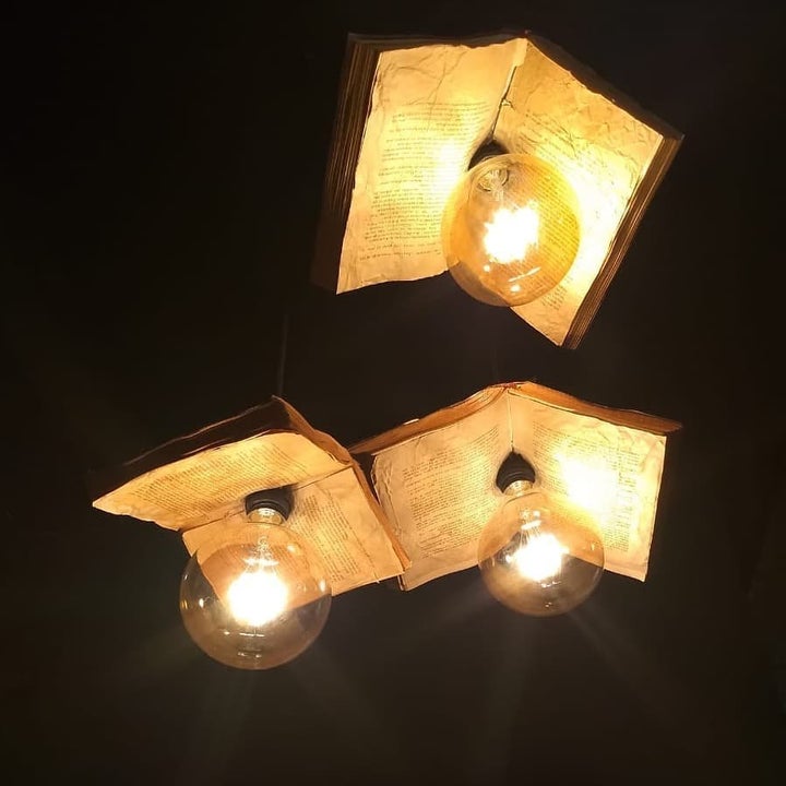 Livros voadores servem como luminárias.