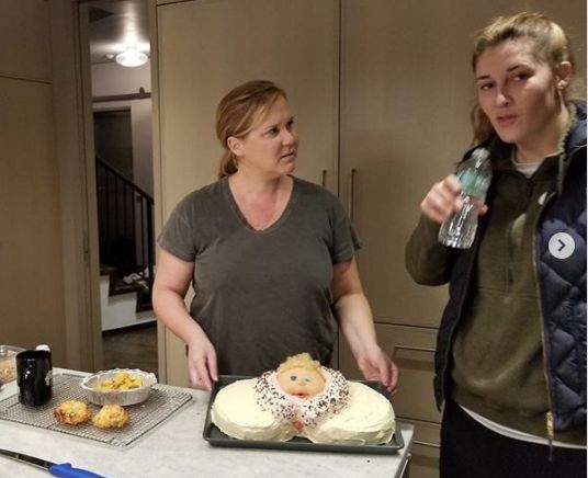 Amy Schumer's sister-in-law surprised her with a baby shower cake that has a butthole.