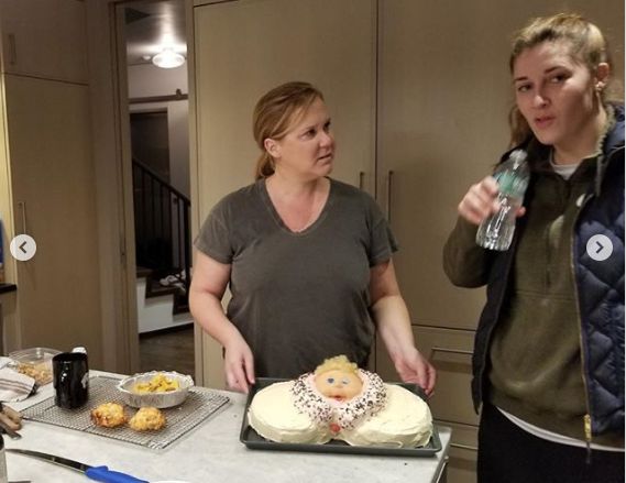 Amy Schumer's sister-in-law surprised her with a baby shower cake that has a butthole.