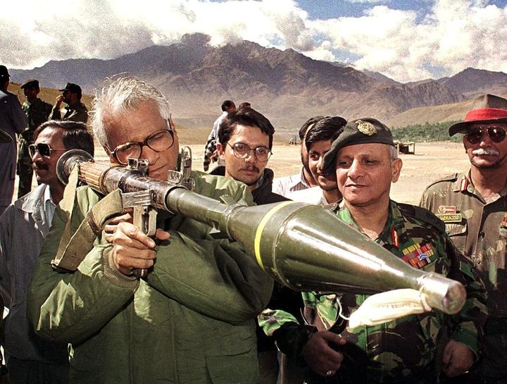 George Fernandes takes aim through a shoulder held grenade launcher which was confiscated from the posts held by infiltrators as senior Indian army officer General H.M. Khannna looks on. This was during Fernandes' visit to Kargil 22 July, 1999.