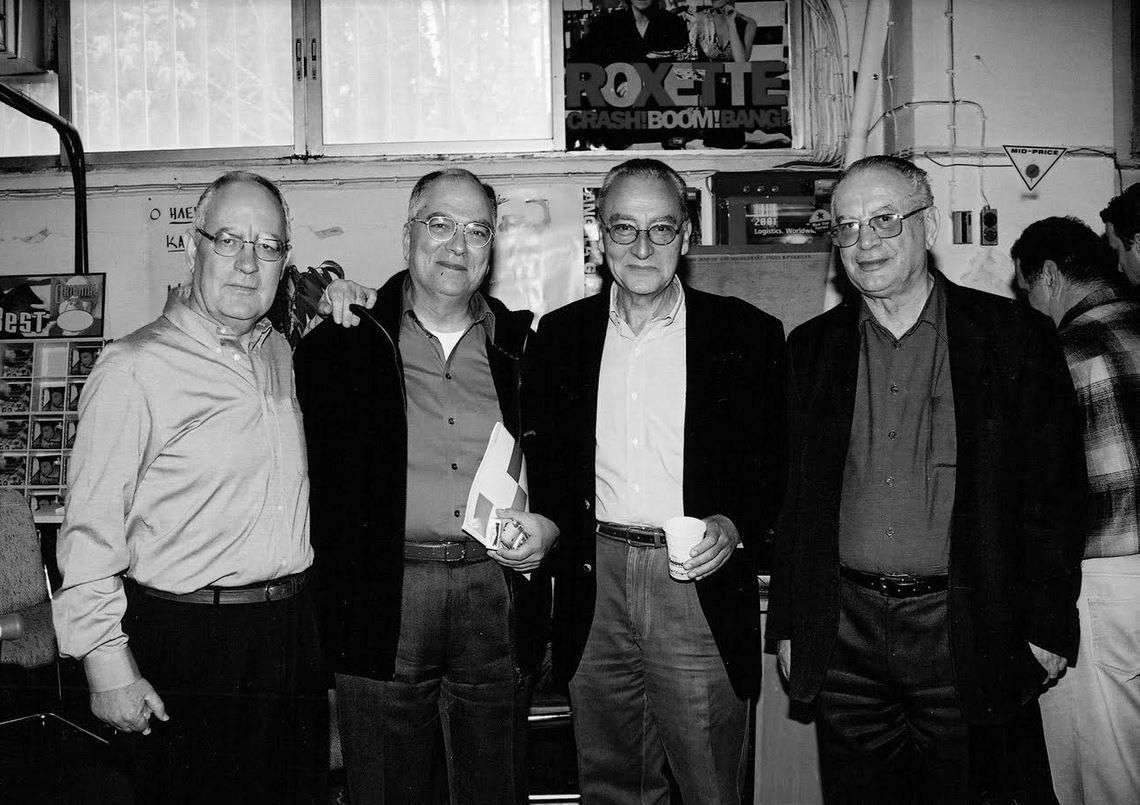 Τέλη δεκαετίας του '90. Από αριστερά, ο Δημήτρης Φεργάδης, ο Λάκης Διλμπέρης, ο Μάκης Μάτσας και ο Βασίλης Μεταξόπουλος (αντιπρόσωπος της MINOS - EMI στη Βόρεια Ελλάδα)