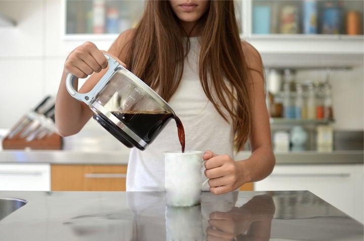 Mulheres que estão entrando no período pré-menstrual devem evitar café.