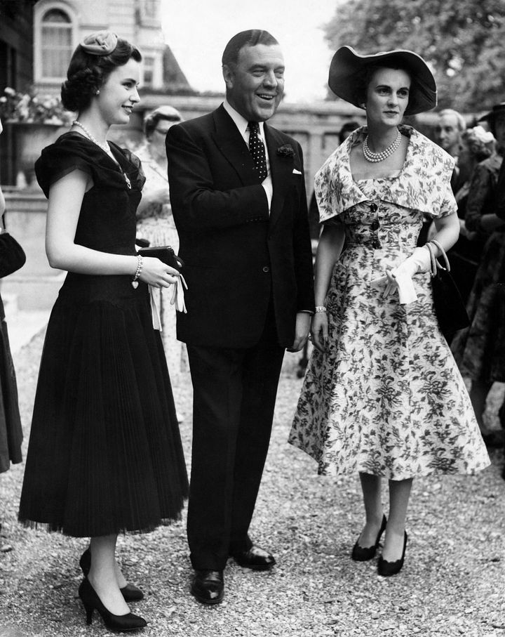 Λονδίνο, 1956. Η δούκισσα δεξιά και αριστερά η κόρη της, Φράνσις Σουίνι, συντροφιά με τον σχεδιαστή μόδας και επίσημο ενδυματολόγο της βασιλικής οικογένειας Νόρμαν Χάρτνελ σε κοκτέιλ πάρτι