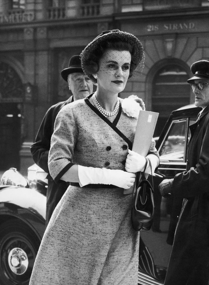 1960, η δούκισσα έξω από το δικαστήριο
