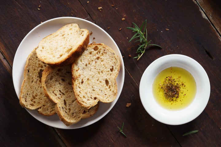 Azeite é o companheiro ideal de pães, saladas e muitos outros alimentos.