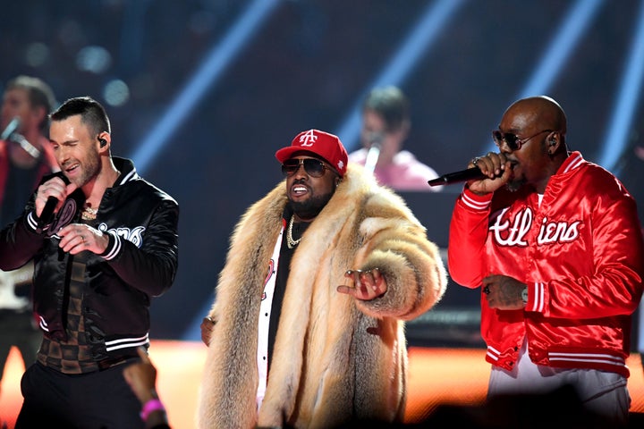 Levine and Big Boi onstage toward the end of the show, singing "The Way You Move."