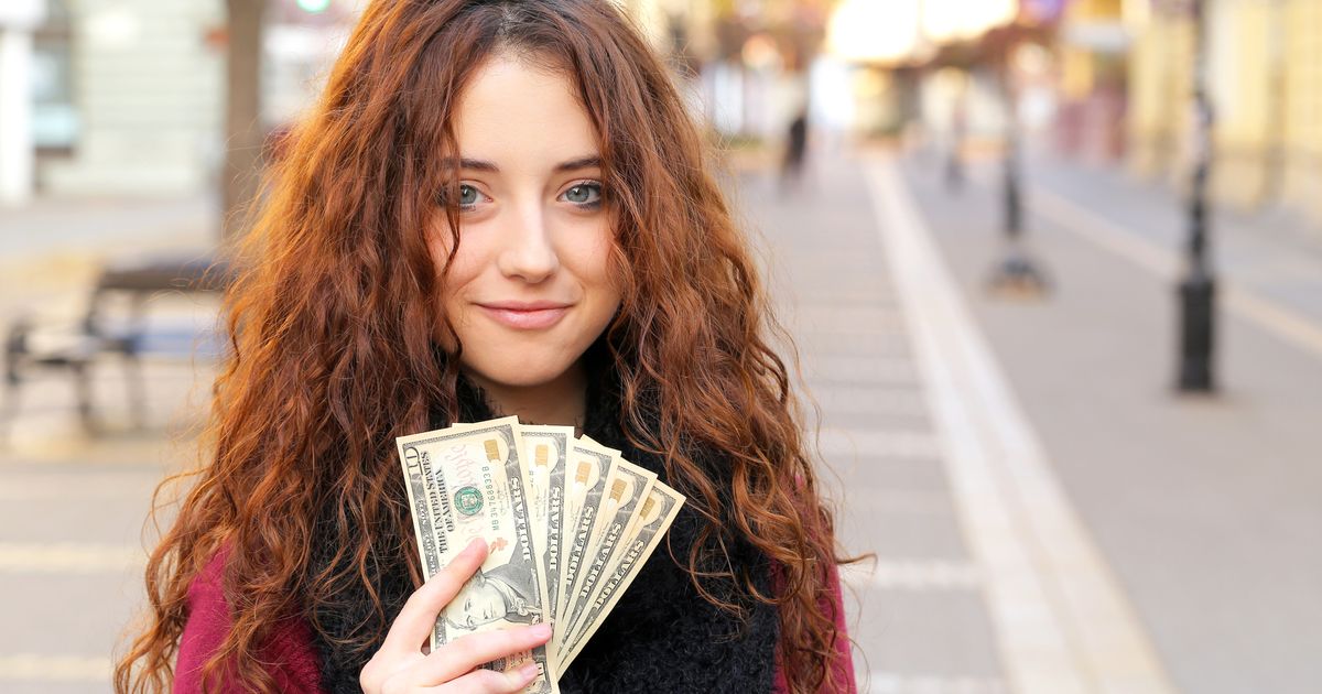 Помогу женщине деньгами. Женщина с деньгами. Девушка яркая с деньгами. Красивая девушка с деньгами. Фотосессия с деньгами.