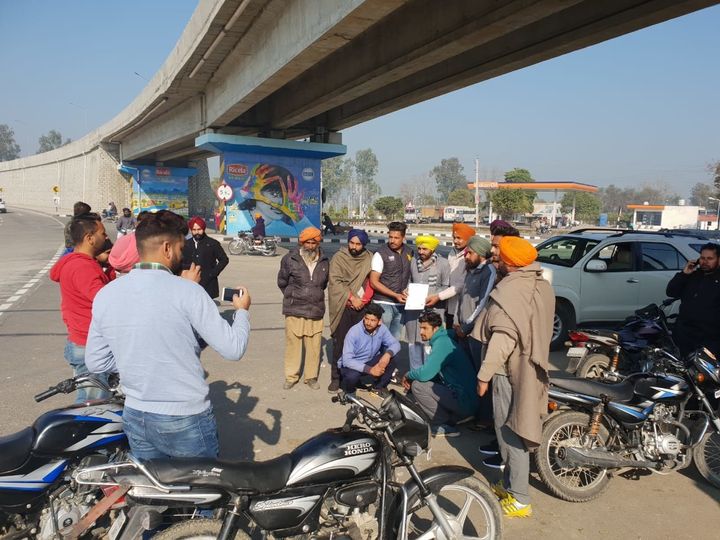 Youths clicking pictures with Bhagwant Maan on a roadside in village Ubhawal