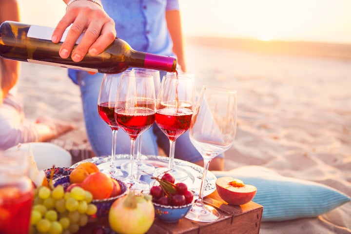 Vinho tinto na praia pode ser uma boa pedida.