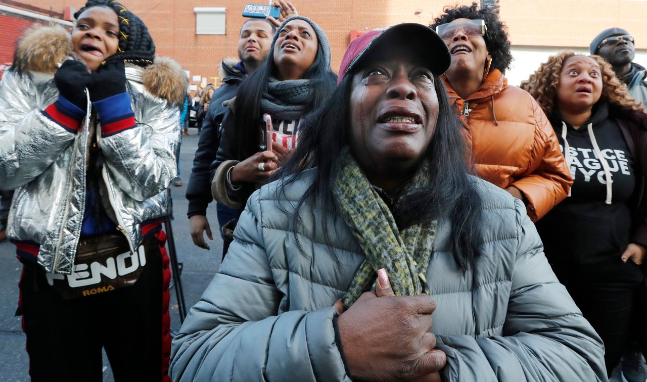 Catana Yehudah, foreground, of the Bronx, cries as she hears the response of prisoners held inside the Metropolitan Detention Center, a federal facility with all security levels, Sunday, Feb. 3, 2019, in the Brooklyn borough of New York.