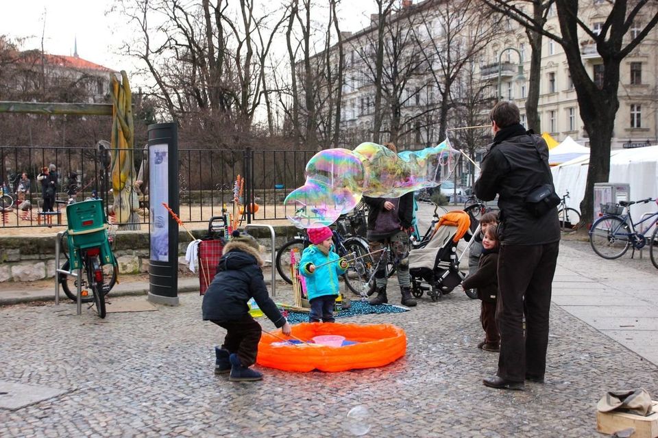 公園で子供たちと遊ぶ父親たち