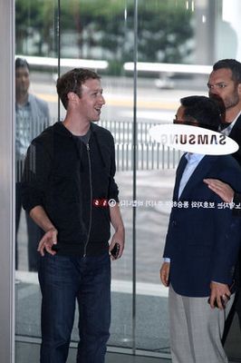 Facebook Ceoのマーク ザッカーバーグ なぜ毎日同じtシャツを着ているのか に答える ハフポスト Life