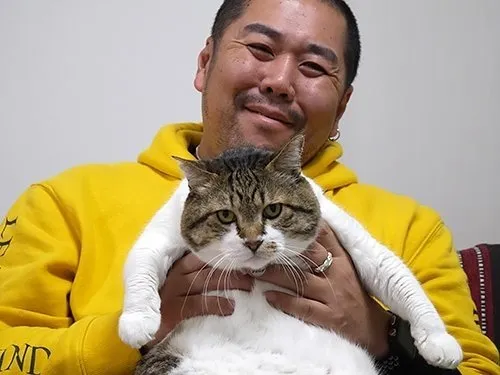 ストーブ猫 ぶさお には虐待の過去 その姿が男の人生を変えた ハフポスト Life