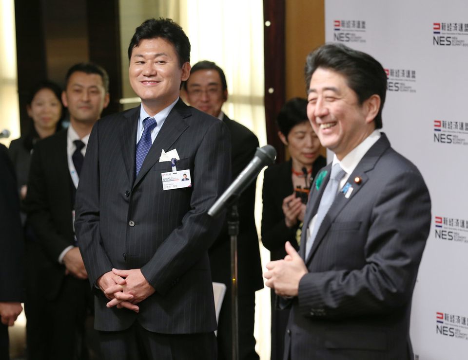 笑顔を見せる安倍首相と三木谷会長