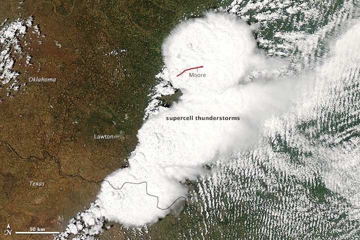 2013年5月20日に発生したオクラホマの巨大竜巻の画像