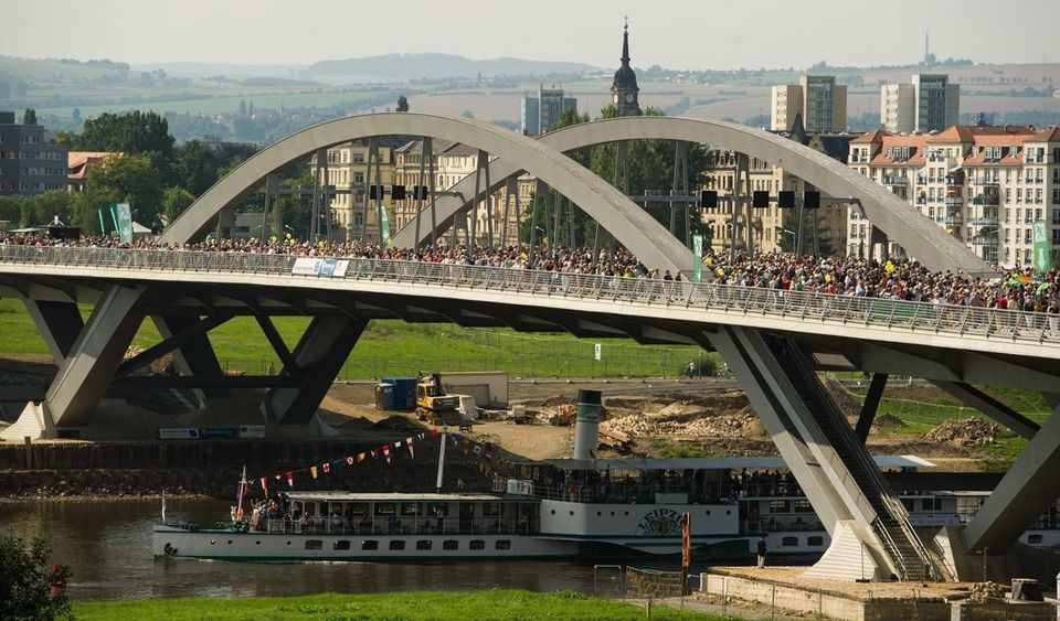 エルベ川の橋が開通 