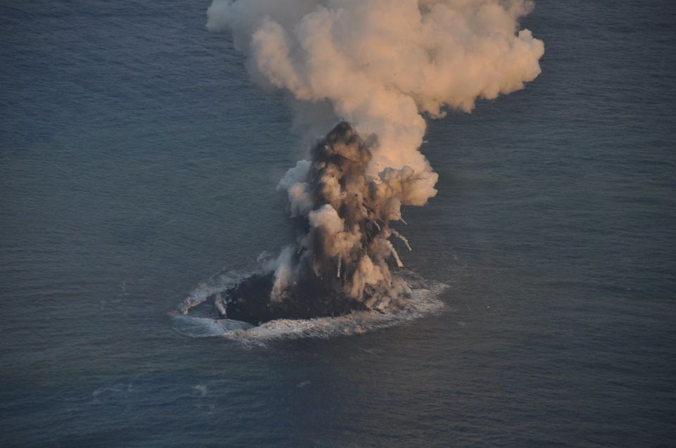 小笠原諸島に 新しい島 が誕生 海底火山噴火による新島出現は27年ぶり ハフポスト News