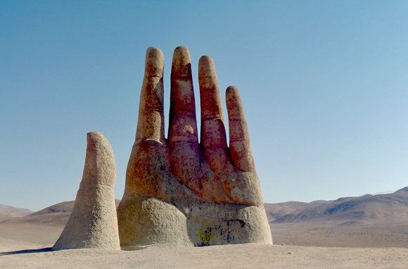 Μνημείο ή θαύμα; Το γιγάντιο χέρι της Χιλής που ξεφυτρώνει στην έρημο | HuffPost Greece LIFE