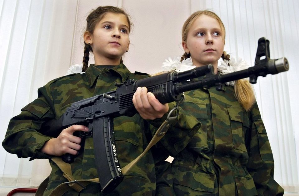 自動小銃を勉強するロシア軍女子士官学校生徒