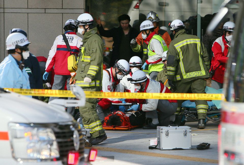 名古屋暴走車／負傷者の手当てをする救急隊員ら