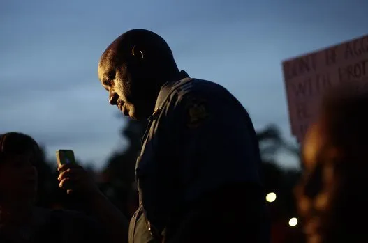 黒人少年射殺】ファーガソンの警官に、白人至上主義団体「KKK」が支援 