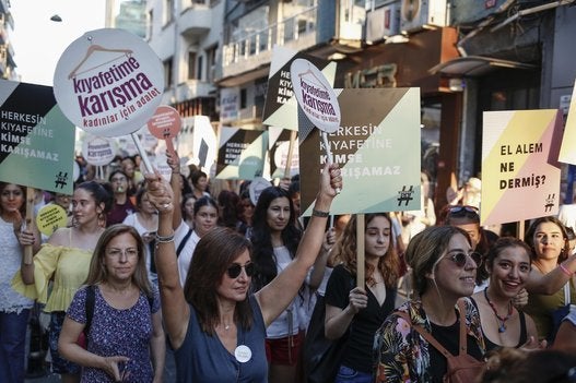 私の服装にかまうな トルコの女性たち 伝統衣装の着用要求に抗議デモ ハフポスト News