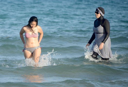 フランス南部でイスラム教徒用の水着「ブルキニ」禁止、これって性差別