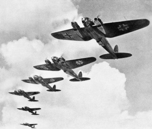 イギリスを空爆するため飛び立つドイツ軍機「He_111」