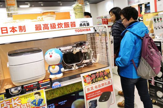 Chinese Tourists At Laox Duty Free Store Ahead Of Chinese New Year Holiday