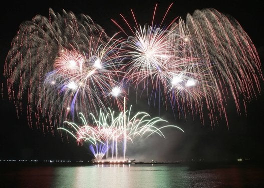 冬の花火は美しい マニラの空に日本の職人芸が煌めく 画像 ハフポスト