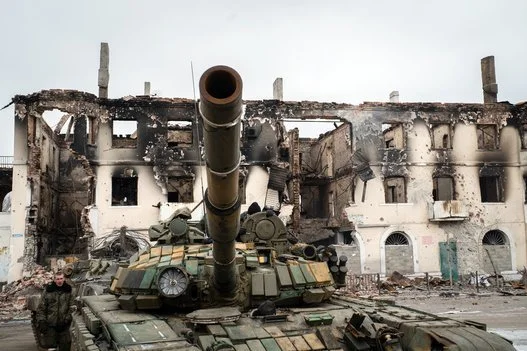ウクライナ内戦 破壊された街にたたずむ戦車の残骸（画像集