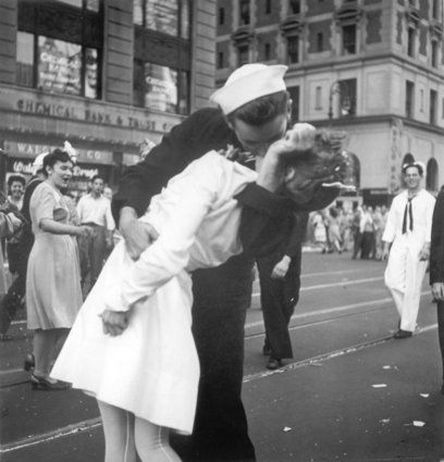 V-J TIMES SQUARE KISS