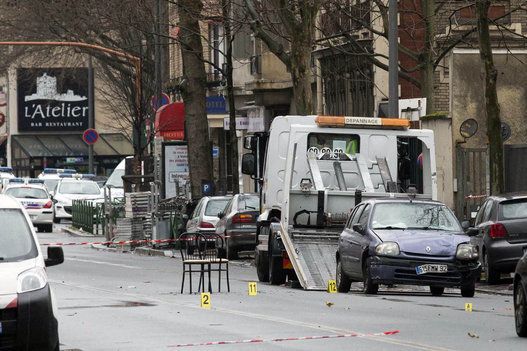 Policewoman shot dead in Paris