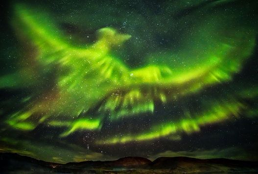 不死鳥が飛び立っていくようなオーロラ、アイスランドに出現（画像集