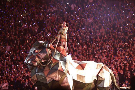 Katy Perry llega para cantar 'Roar'