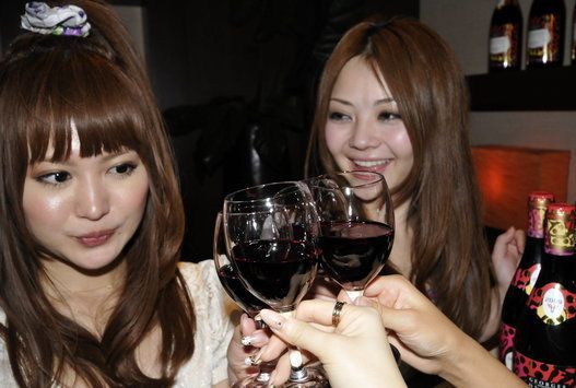 Japanese women toast the 2009 vintage Be