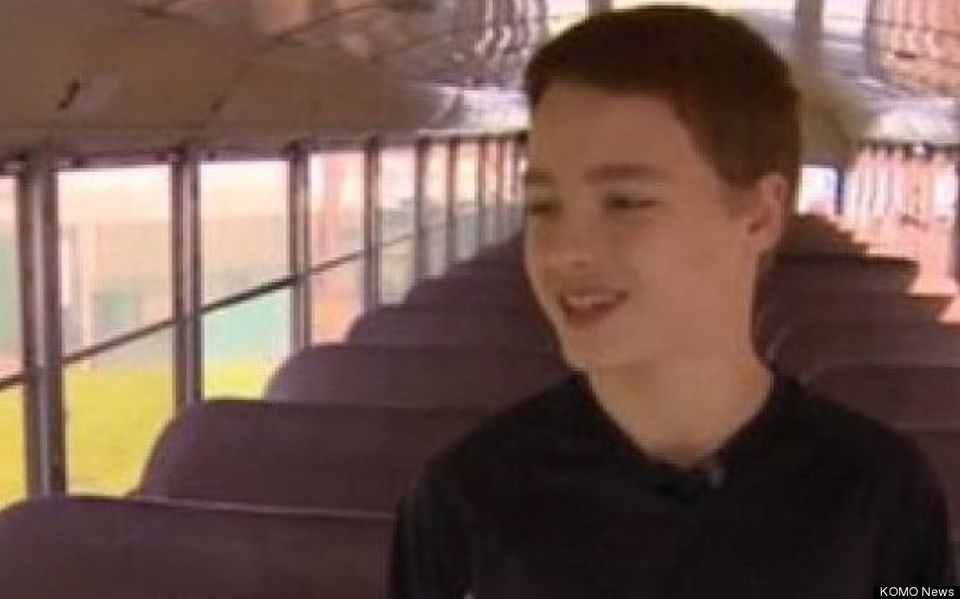 13歳の少年、とっさの判断でスクールバス事故を防ぐ