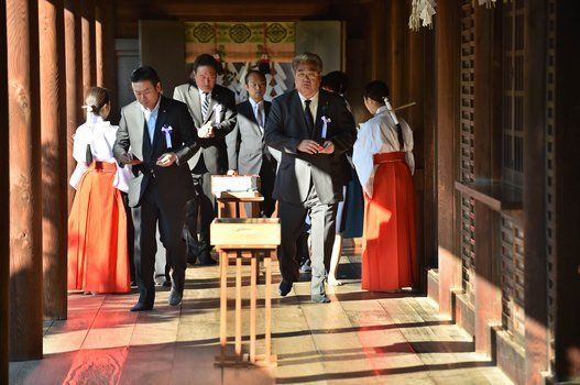 靖国神社／参拝に訪れた国会議員ら