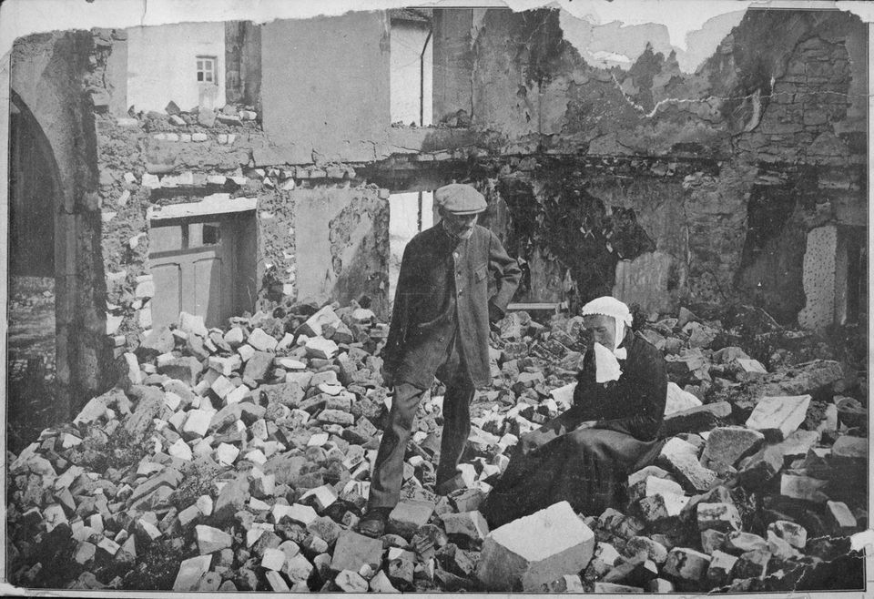 ドイツ軍に壊された我が家に戻る、フランス人の老夫婦。1916年