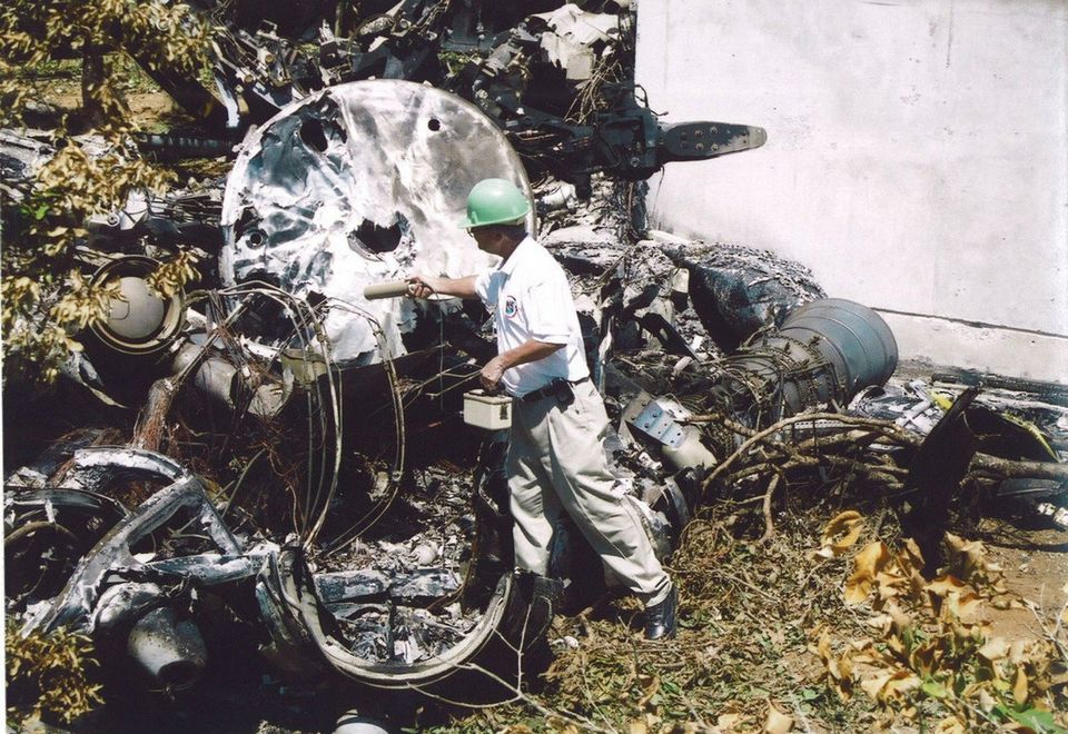 米軍ヘリ墜落事故・残骸を調べる米軍関係者