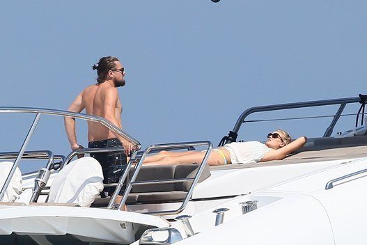 Leonardo Di Caprio está pasando unos días a bordo de su yate en Saint Tropez en compañía de su novia, Toni Garrn.