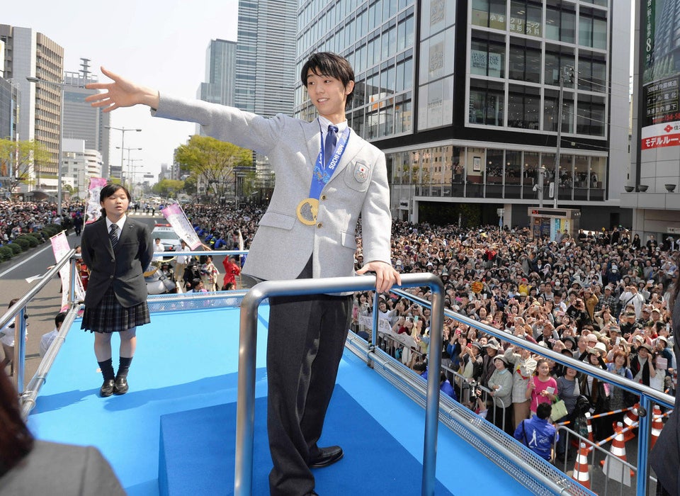 羽生の凱旋パレード／手を振る羽生選手