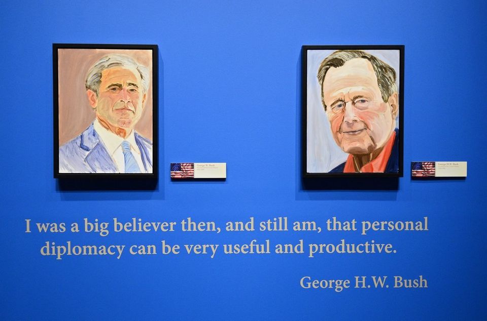 ジョージ・W・ブッシュ（左）とジョージ・H・W・ブッシュ（右）