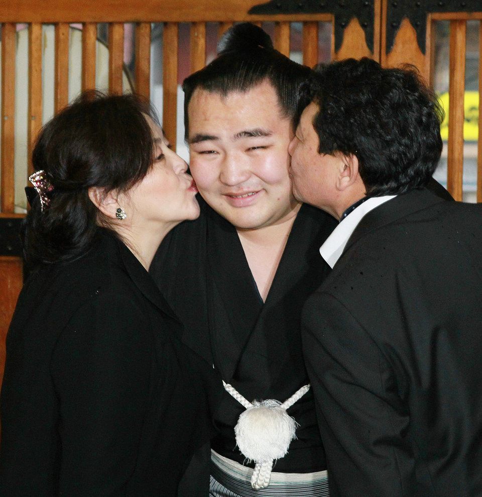 大相撲／両親から祝福のキス 